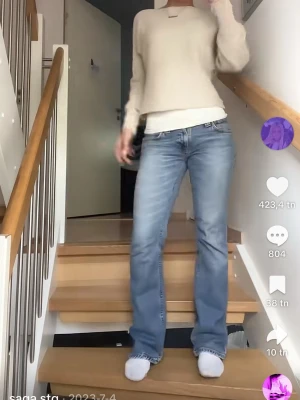 Beige ribbstickad tröja från ONLY - Säljer en beige ribbstickad tröja från ONLY med avslappnad passform och bredare halsringning. Tröjan har långa ärmar med breda muddar och är gjord i ett mjukt, stretchigt material. Perfekt för en chill och stilren look.