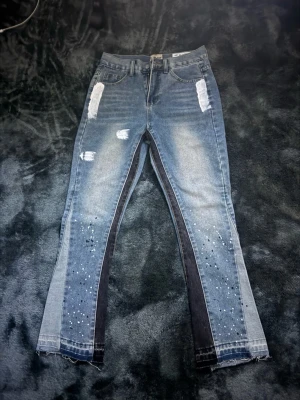 Gallery dept Flared Jeans - Gallery dept blå jeans med kontrastpaneler i mörk denim längs benen, slitna detaljer framtill och baktill samt. Snygga flared jeans schysst pris också.