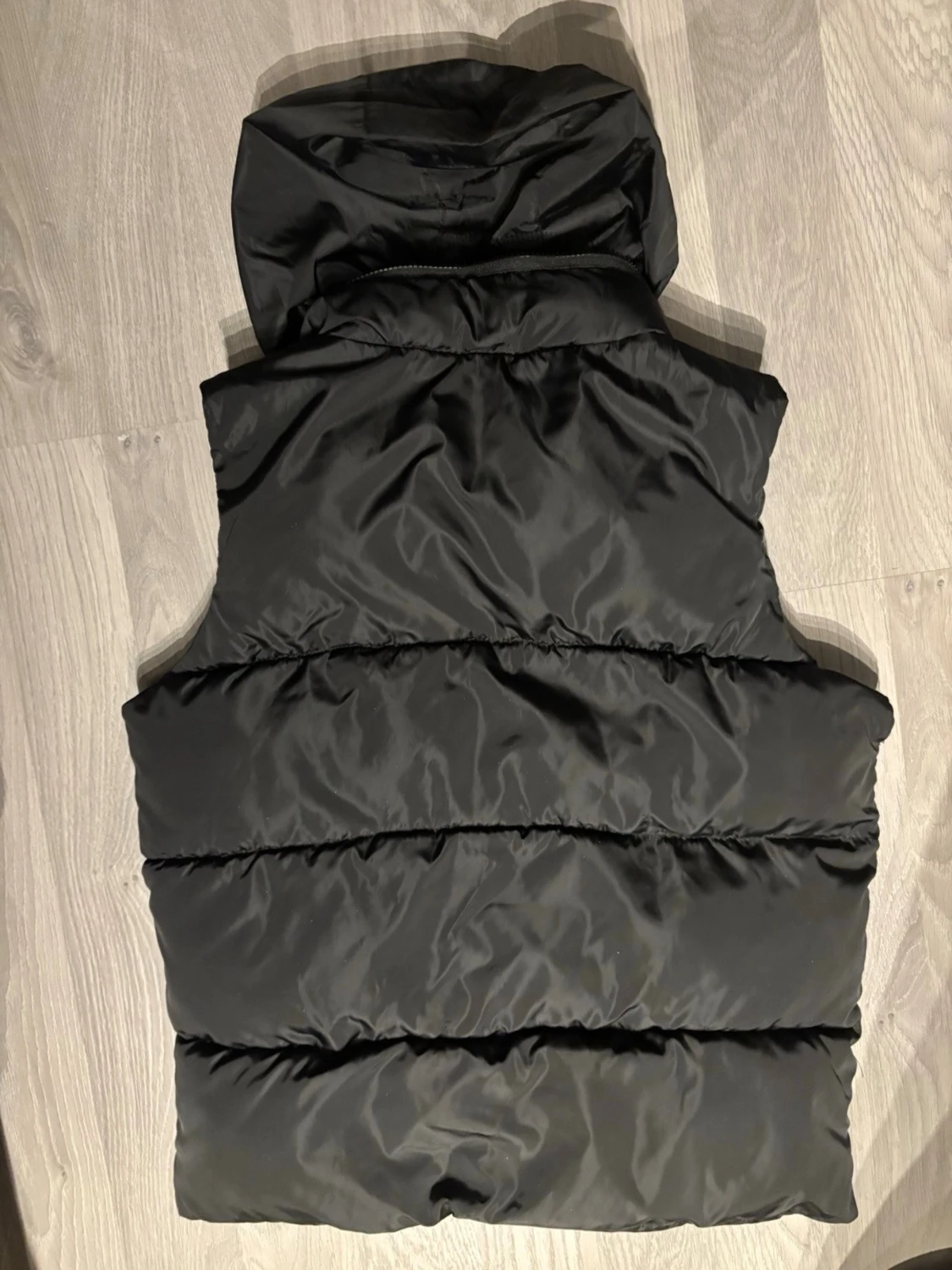 Svart dunväst från Moncler med huva - 1