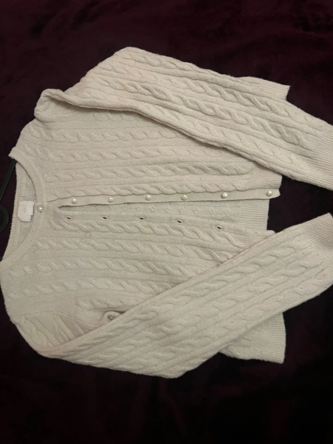 Vit kabelstickad kofta med pärlknappar - 1