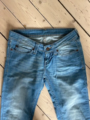 ljusblåa jeans från levis - snygga ljusblåa jeans som tyvärr inte passar mig i storleken