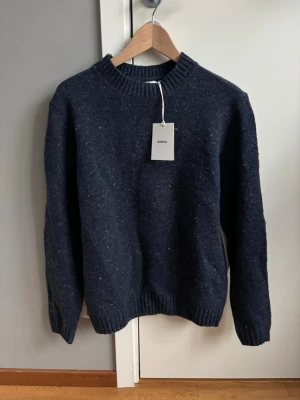 Dobber tröja - En mörkblå tjock Dobber tröja. Helt ny med tags kvar! Storlek S. Hör av er för frågor, bilder eller mått! Skickar inom 24h ✅