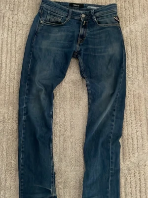 Replay jeans - Säljer ett par klassiska blå replay jeans med raka ben och fem fickor. De är i storlek w30 l 31 och Jeansen har snygg slitning och de är väl använda men ändå i bra skick och de säljs för 349kr vid funderingar så är det bara att höra av sig😀