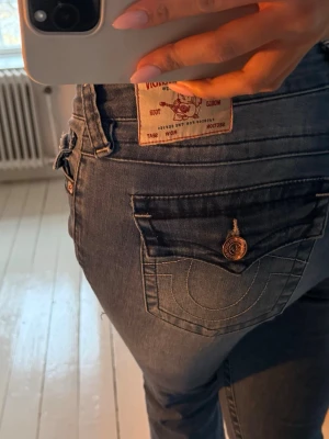 Blå True Religion jeans  - Supersnygga flared jeans från True Religion som tyvärr är lite för stora för mig! Storleken är 28 vilket motsvarar ungefär S-M / 36-38☺️Jag är 176cm och jeansen går ner i golvet på mig! Modellen på jeansen heter ”Joey Mid Rise Flare”, nypris på byxorna är 1399kr👖 De är som nya!🌺
