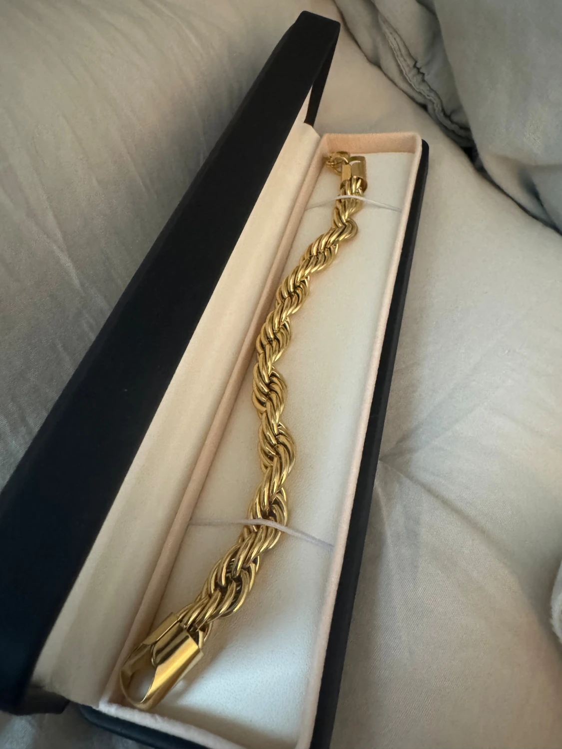 Guldfärgat armband från Indossa - 1