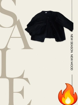 Svart cropped kofta med knappar - Trendig svart cropped kofta med rund hals och knäppning framtill. Perfekt att slänga över en topp för en chill look. Långa ärmar och mjukt material som känns skönt mot huden. Storlek 146/152