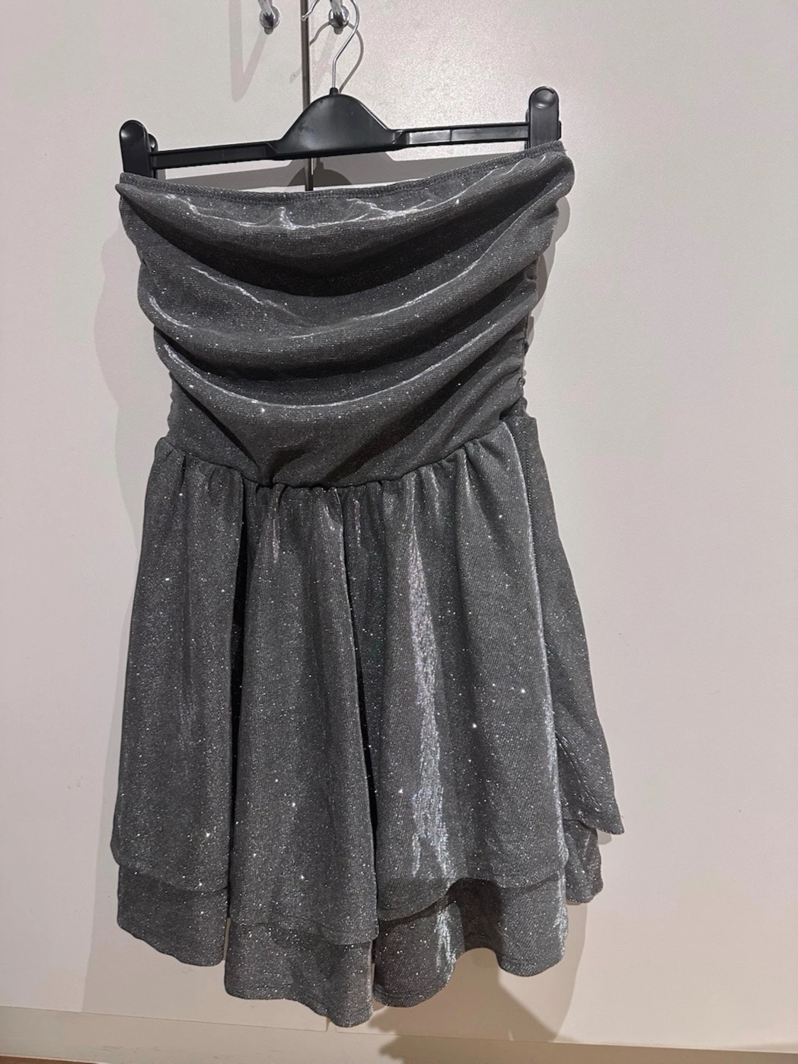 Glittrig axelbandslös klänning