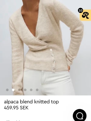 Söt stickad topp  - Stickad kofta från Gina Young 14+ vit/beige 