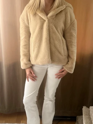 Teddyjacka med luva - En super snygg och söt Teddyjacka med luva från Zara!💖🥹 Den är super gosig och man kan både ha på vinter och höst möjligen även sommar. Aldrig använt själv efter jag köpte på plick💖