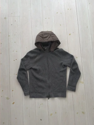 Massimo dutti cardigan - Säljer nu min feta Massimo dutti cardigan. Den är riktigt stilren och är i väldigt bra skick. Storleken är M. Skriv vid frågor eller funderingar✍️✍️✍️