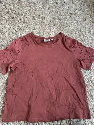 Topp med broderade ärmar - Jättefin T-shirt från, knappast använd och är i fint skick!!