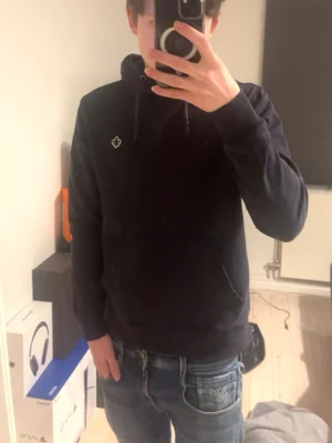 Morris hoodie - Säljer ny en mörk blå Morris hoodie i storlek s men sitter mer åt xs hållet. Jag är 175 och väger 55 och den sitter jätte bra👍 Skriv vid funderingar eller frågor