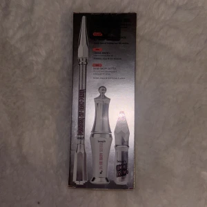 Benefit Brow Haul of Fame kit - Snyggt ögonbrynspennkit från Benefit med tre olika produkter för att forma, fylla i och fixa brynen. Satsen innehåller pennor och gel i silverfärgade förpackningar. Perfekt för att skapa definierade och naturliga bryn. Kommer i en cool metallic ask.
