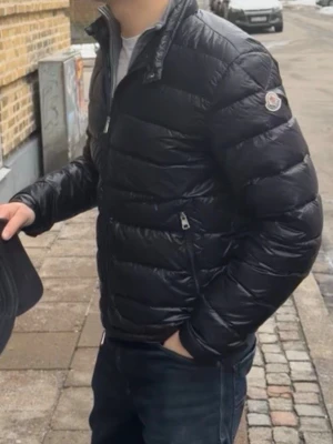 Moncler jacka  - Säljer nu min Acorus Giubbotto jacka som jag har haft ett bra tag nu. Jackan är i gott skick fast den är använd ofta eftersom den har varit väl omhändertagen. Priset går såklart att diskutera och tveka inte att skriva om du skulle ha några fler frågor om jackan! 