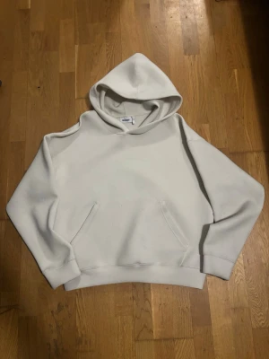 Scuba Hoodie - Weekday  - Beige scuba hoodie från Weekday i storlek M  Väldigt bra skick – sparsamt använd och fortfarande som ny i passformen.  Sjukt clean och minimalistisk, perfekt basic som funkar till allt. Tjockt och skönt material med fin struktur   • Storlek: M • Färg: beige • Skick: 8/10