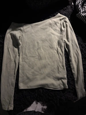 Assymetrisk topp - Ljusgrön (sage) långärmad assymetrisk topp så så fin endast använd fåtal gånger💚