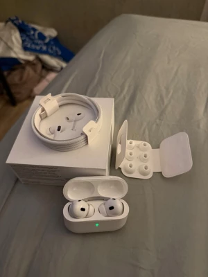 Apple AirPods Pro 2 - Säljer ett par vita Apple AirPods Pro 2 med trådlöst laddningsetui. Pga att jag köpt dem nya. Inkluderar originalförpackning, USB-C laddkabel och extra silikonpluggar i olika storlekar. Dem är använda i drygt två år, så välanvända. Kvitto finns att se vid behov. Bara att skriva om ni har några frågor eller funderingar!