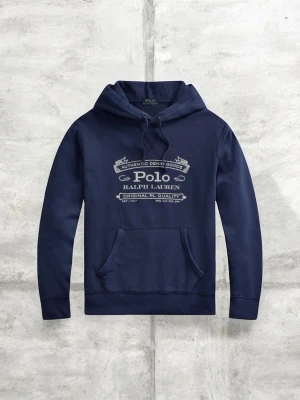  Polo Ralph Lauren Hoodie  - Snygg mörkblå hoodie från Polo Ralph Lauren med tryck framtill. Klassisk känguruficka och justerbar dragsko i huvan. Tillverkad i mjukt bomullsmaterial som känns skönt mot huden. Perfekt för en avslappnad och stilren look.