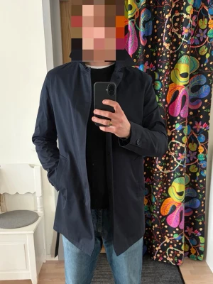 Trenchcoat - Mörkblå trenchcoat/kappa från MS i storlek M i fint skick. Lite tunnare men passar bekvämt med en väst under. Kan mötas upp i Stockholm eller frakta på köparens bekostnad. PM vid frågor!
