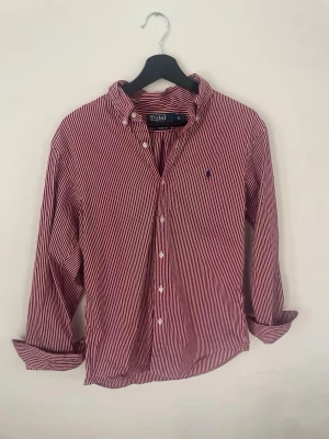 Polo Ralph Lauren Skjorta - Säljer en polo Ralph lauren skjorta i storlek M MEN passar i storlek S. Använd ett fåtal gånger därav i väldigt bra skick                       Nypris:1599kr                                                              Mitt pris: 499kr                                                                Modell: Slim fit