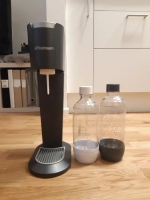 SodaStream Genesis – Stilren kolsyremaskin med komplett startpaket - Välvårdad SodaStream Genesis i snygg mattgrå finish. Med sin slimmade design tar den minimalt med plats på köksbänken men levererar perfekt bubbelvatten varje gång.  Komplett startpaket: - SodaStream Genesis - 2 st flaskor - 1 st fylld kolsyrepatron (70% kvar)  Slumpas billigt endast 350 kr.