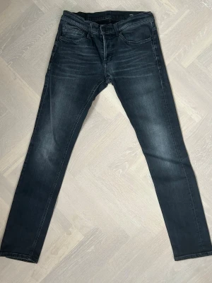 Dondup George Jeans - Tja säljer nu dessa riktigt snygga Dondup jeansen i storlek 32 där nypriset är cirka 4000kr och modellen är George, skick 9/10 vid minsta lilla fundering så är det bara att höra av sig!  Mvh Santén