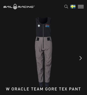 Sail Racing GORE-TEX täckbyxor Team USA - Pris kan förhandlas vid snabb affär. Helt nya Sail Racing Oracle Team Gore-Tex-byxor tillverkade i ett 3-lagers Gore-Tex-material med stretch. Vattentäta och vindtäta med hög andningsförmåga. Formgjuten ryggpanel i neopren, medicinsk resårjustering i midjan. Neopren i benslut. En rymlig benficka med dragkedja. Aldrig använda med lappar kvar, PRIS KAN FÖRHANDLAS VID SNABB AFFÄR.