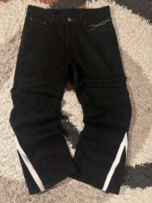 Bootcut jeans - Säljer dessa omsydda jeans från straight fit till bootcutww från Jack & Jones😁😁  Storlek: W33 L30  Laid out liggandes (Mätt) Midja: 43 cm Langd: 101 cm Innerbens längd: 72 cm Nedre bredd (Vid benslutet): 26-27 cm  Kondition: 8/10✅✅  Fraktar samma eller dagen efter💯  swag rap streetwear baggy vintage skate hiphop y 2k affliction archive underground avant garde japan style OG 2000s flared washed affliction jeans drip oldmoney denim