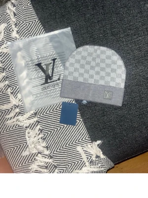 Hm mössa  - Finns runt 15st kvar. Fast pris på 150kr men om du köper mer än 1 så blir det 100kr per mössa 