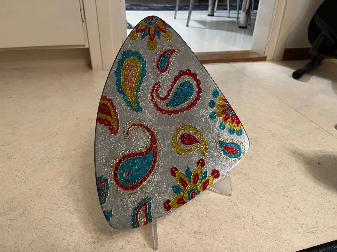 Dekorativt fat med paisleymönster