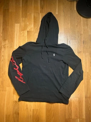 Svart hoodie från Polo Ralph Lauren - Svart hoodie med huva från Polo Ralph Lauren.                   Storlek S , M funkar också.                                               pris kan diskuteras.                                                      ✅skriv för frågor , bilder eller mått ✅