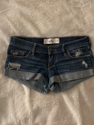 lågmidjade jeans shorts hollister  - mörkblå super fina lågmidjade jeans shorts från hollister i stl W24 💕