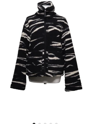 Svartvit teddyjacka med zebramönster från hm  - SÄLJER DEN SLUTSPLDA Teddyjacka i svart och vitt med zebrainspirerat mönster från hm 
