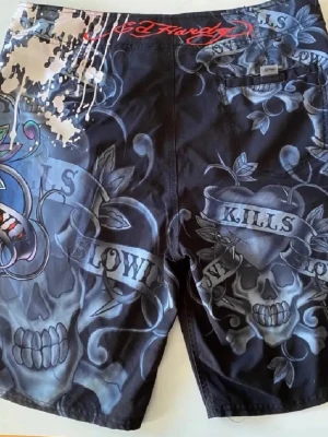 Ed Hardy shorts - Säljer ett par shorts från Ed Hardy med stora dödskallemotiv