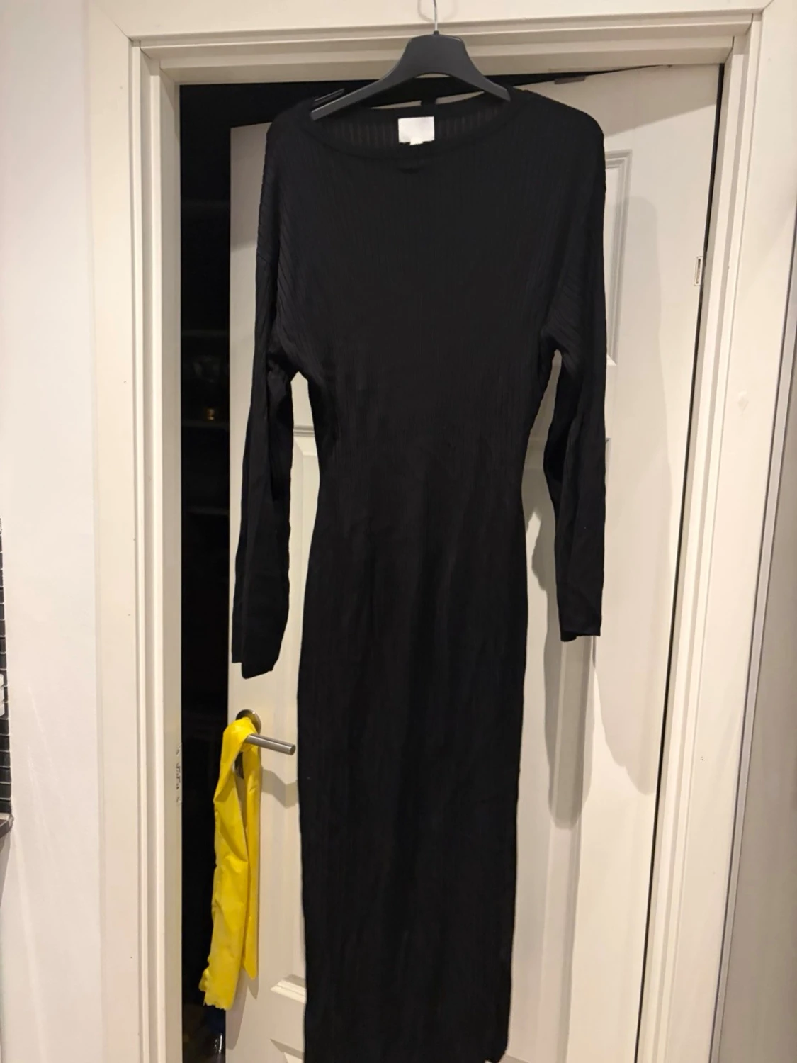 Svart långärmad ribbad klänning - 3