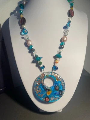 Handgjort statement halsband  - Handgjort halsband med ett stort hänge. Perfekt för dig som gillar statement-smycken och färg.