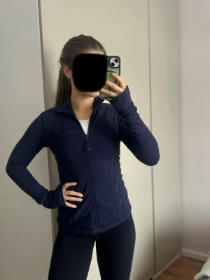 Lululemon define jacket  - Säljer denna super fina define jacket från Lululemon, storlek 6 (34)🥰  Denna modell säljs inte längre då det är en äldre modell! Har använts ganska mycket där av lite nopprig men utöver det i jätte bra skick.   Pris kan diskuteras!!! Skriv vid frågor💕
