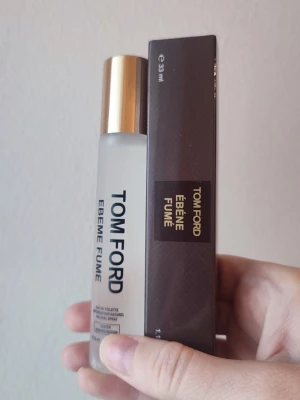 Tom Ford Ebene Fume - Tom Ford Ebene Fume Perfume. 33ml bottle. New! A great winter/fall fragrance. Felmärkt namn i text på flaska och felmärkning edt på flaskan men detta är en EDP! 