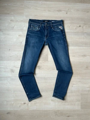 Blåa Replay Anbass Jeans W34 L32 - Fina Replay Jeans i blå färg. Jeansen är i mycket bra skick och sparsamt använda. |  Äkta som allt annat jag säljer! ✅|  Storlek: W34 | Skick: Mycket Bra Skick | Färg: Blå | Märke: Replay | Modell: Jeans |  Hör gärna av dig vid frågor så svarar jag så fort jag kan! 😁|  