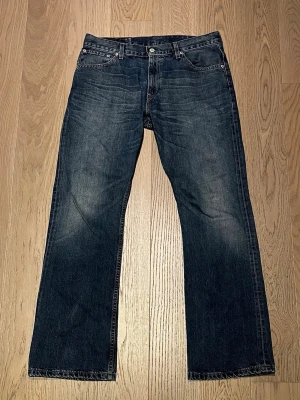 Levi's 507 Jeans - Levis 507 bootcut jeans i väldigt gott skick. Mått:                                                                      Total längd 103cm.                                                Midja 42cm.                                                          Fotöppning 22cm.
