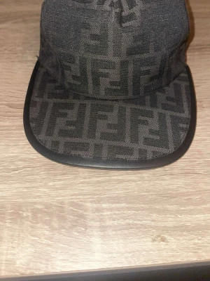 Fendi keps - Svart Fendi keps, inte använd så mycket sitter bra skriv om ni är intresserad.