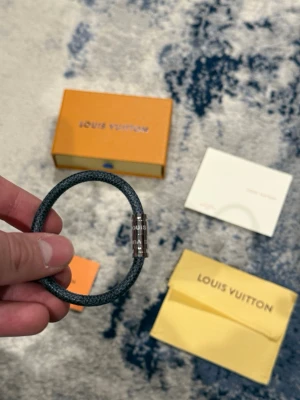 Lv armband - Väldigt fint armband. Passar till alla tillfällen. Allt på bilderna tillkommer. 