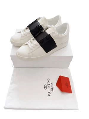 Valentino Garavani vita sneakers - Hej jag säljer mina valentino Garavani skor. Skicket är nytt.passar 44 kan nog passa 43 också. Dust bag ingår samt box. Hör av er vid frågor och fler bilder priset kan diskuteras.