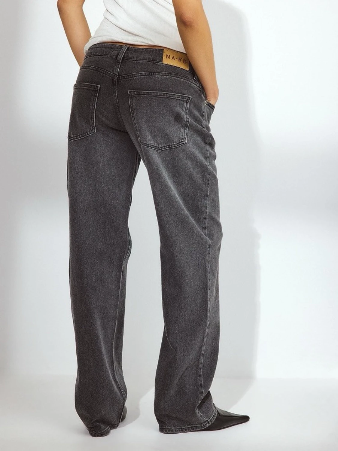 Svarta straight  jeans från NA-KD - 1