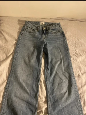 Ljusblå raka jeans från Only - Säljer ett par ljusblå jeans från Only med rak passform och klassisk femficksdesign. Jeansen har normal midja och är tillverkade i denim med en snygg tvätt. Perfekta för en avslappnad och trendig look.