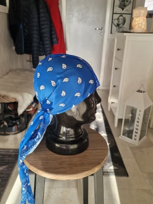 Bandanas - Bandana pirathatt.  Stretchig snabbtorkande andningsbar och  vindtät. 50 cm huvud. 16 cm bred. 106 cm längd.