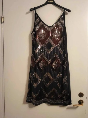 LILY WHITE - Festklänning med paljetter S/M/2 - Ny klänning med tags kvar, 999kr                        Material: 100% Polyester                                         Bild 4 visar rätt färg på paljetterna                                        