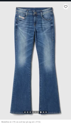 Diesel bootcut jeans  - Säljer ett par klassiska blå bootcut jeans från Diesel. Jeansen är midwaist eller lite mer åt lägre midja, utsvängda ben och är gjorda i stretchig denim för extra komfort. Använt 2 gånger då det blev fel storlek på dessa. 