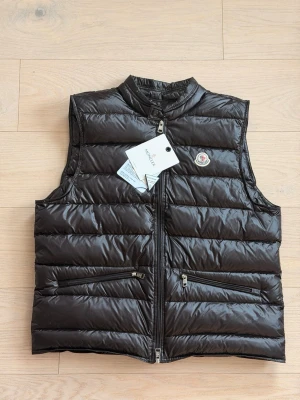 Moncler väst - Storlek: 4 (passar både storlek M och L)