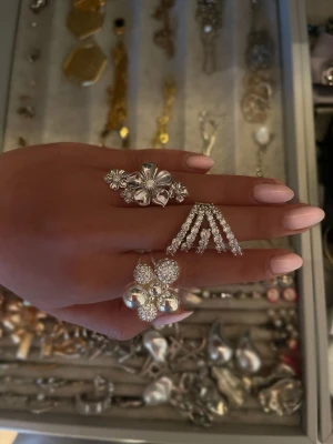 Ioaku ringar  - Tre nya ioaku ringar💕paket på köpet. Nypris (600) alla är justebara. Tar järna byten😽 (styckpris)